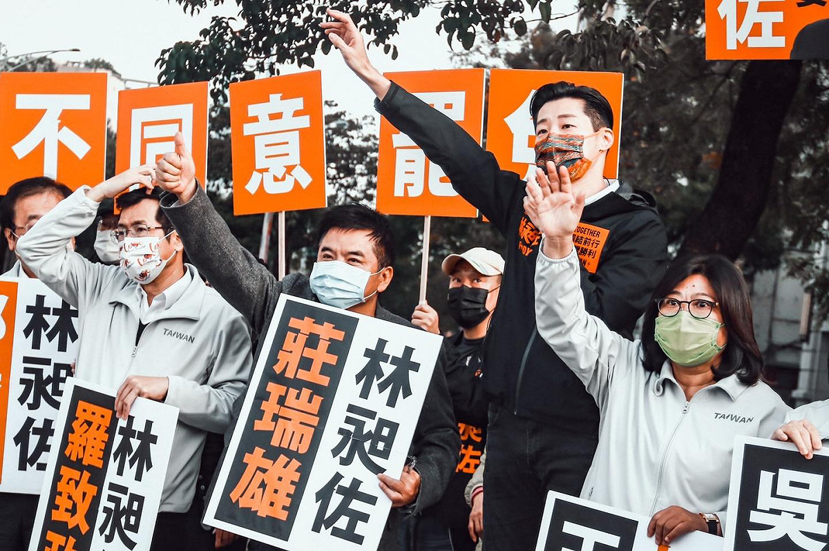 英系立委一早與林昶佐合體站路口，呼籲選民不同意罷免。 圖：擷自莊瑞雄臉書