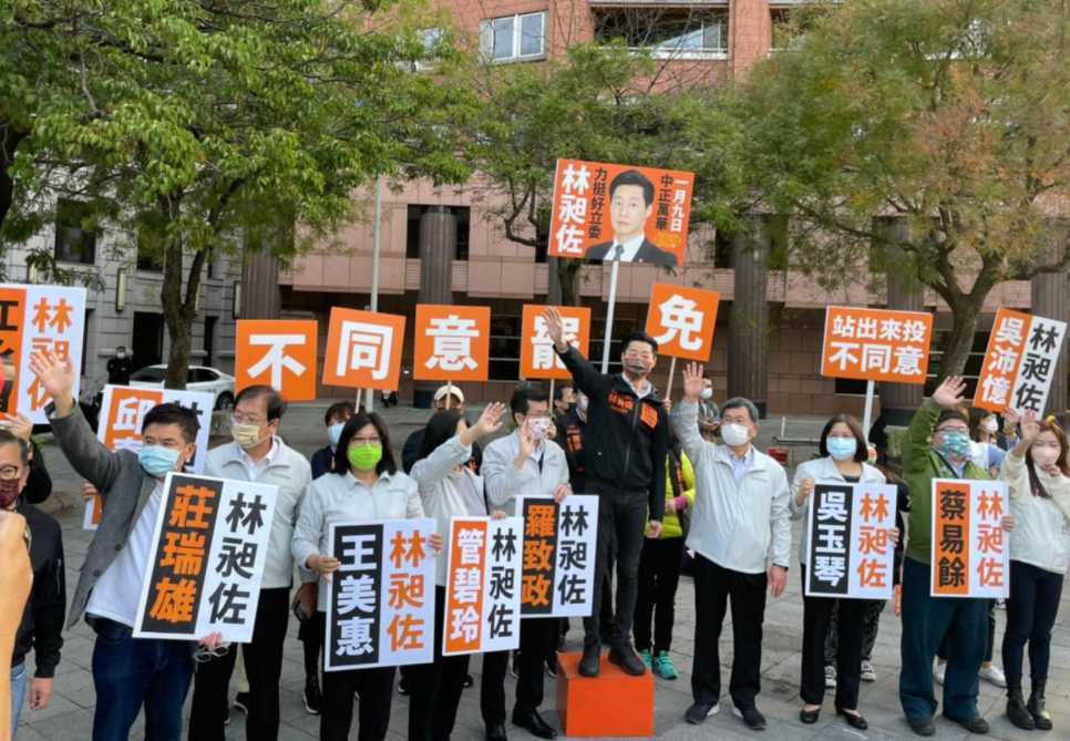 英系立委呼籲選民不同意罷免。 圖：擷自羅致政臉書