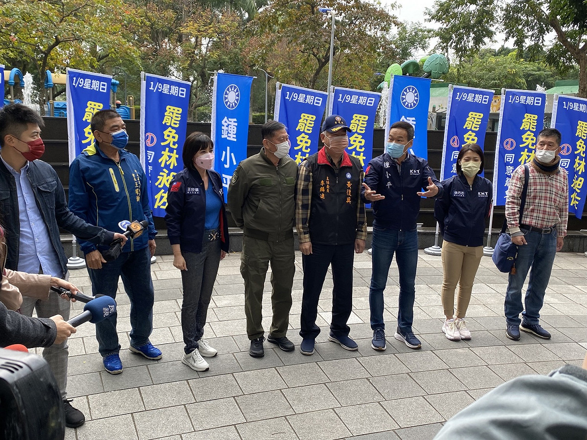 台北市議員鍾小平邀請國民黨台北市議會黨團書記長王欣儀、藍議員徐巧芯、黃復興黨部主委季麟連舉辦罷昶活動。 圖：周煊惠 / 攝