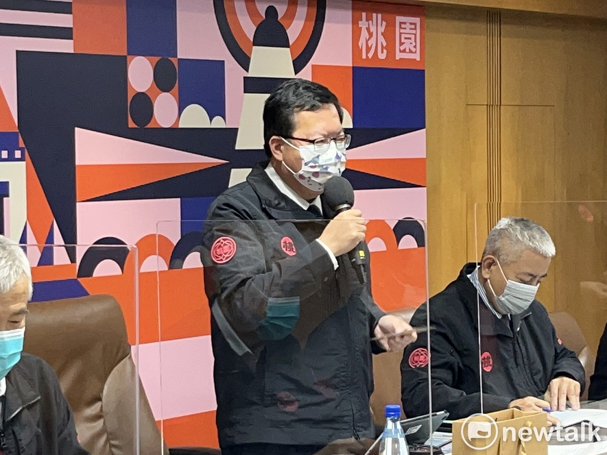 鄭文燦呼籲民眾戴好口罩，在戶外也一樣，曾至忠貞市場購物或有建康疑慮者，可多利用社區篩檢站採檢。 圖：林昀真／攝