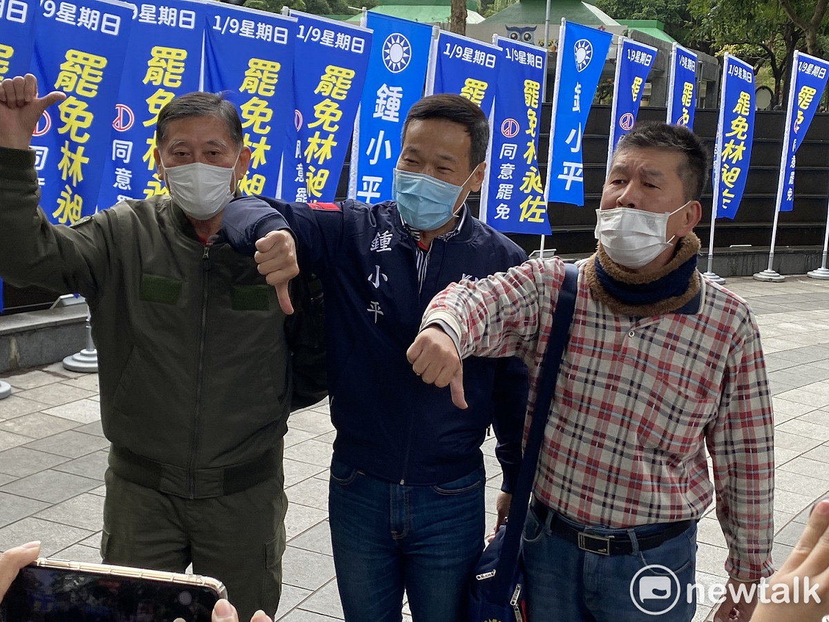 台北市議員鍾小平（中）。 圖：周煊惠 / 攝