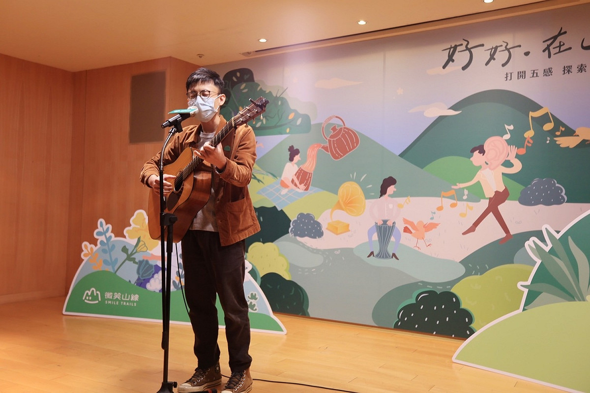 在地創作音樂人克里夫開場表演。 圖：新北市觀旅局提供