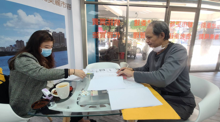 民眾簽署同意書。 圖：新北市都更處提供