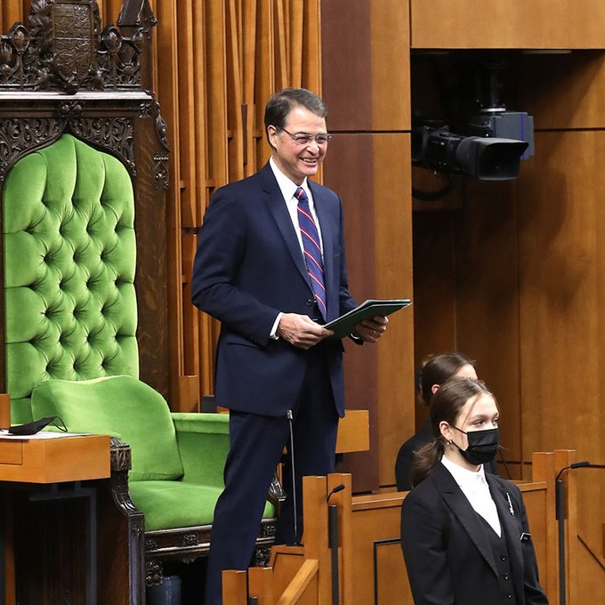 加拿大眾議院議長羅塔（後）表示，將通知口罩供應商，國會大樓禁用中國口罩。 圖：翻攝自加拿大眾議院議長推特