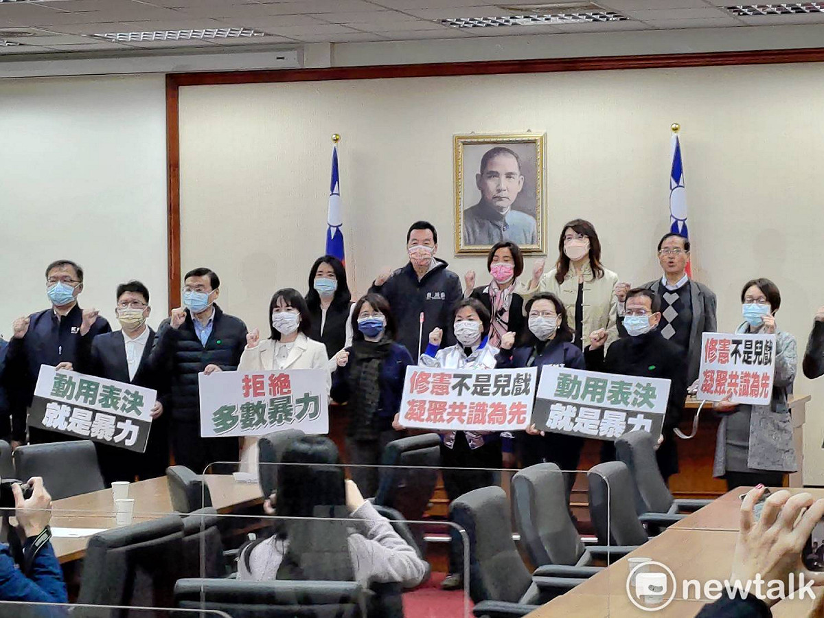 國民黨團召開記者會，抗議民進黨團刻意在修憲委員會製造爭執。 圖：黃建豪/攝