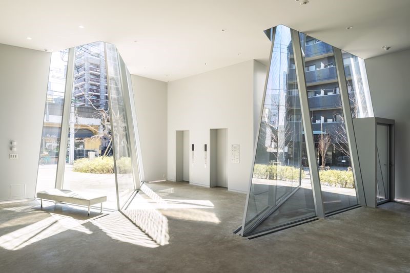 墨田北齋美術館建物外觀是由鏡面鋁合板所構成，透過鏡面可以反射出周遭環境的景致。 圖：東京觀光事務所台灣辦事處／提供