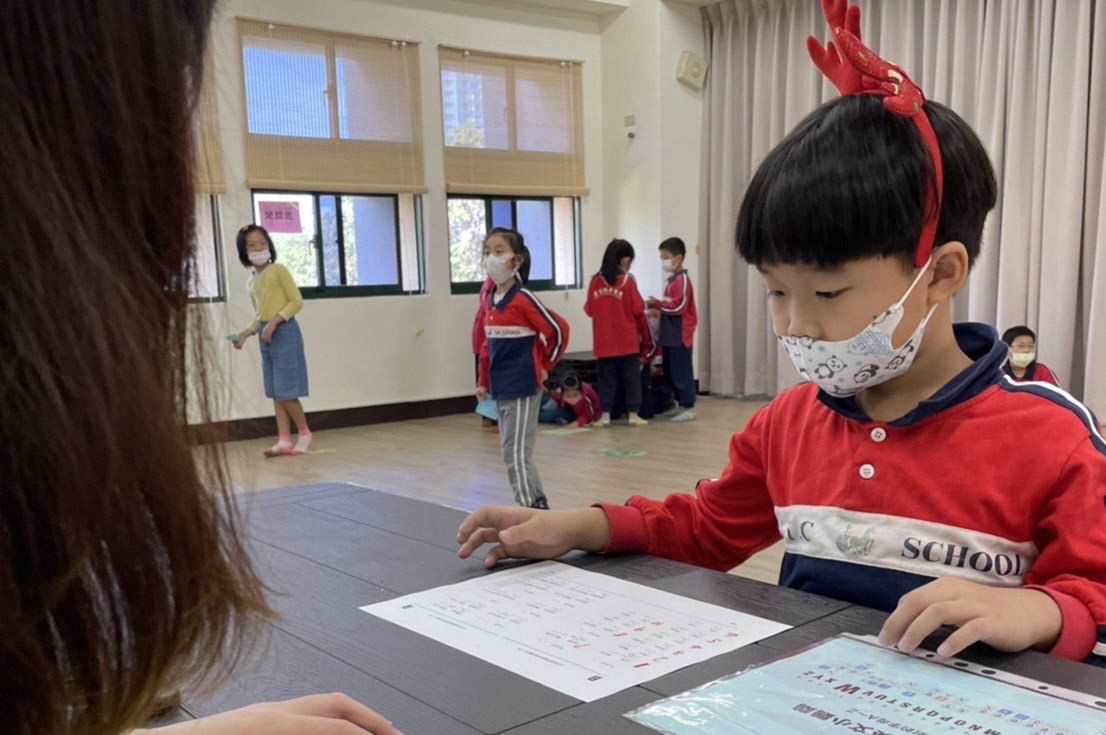闖關活動融入英語及雙母語教學。 圖：高雄市麗澤品格實驗教育機構提供