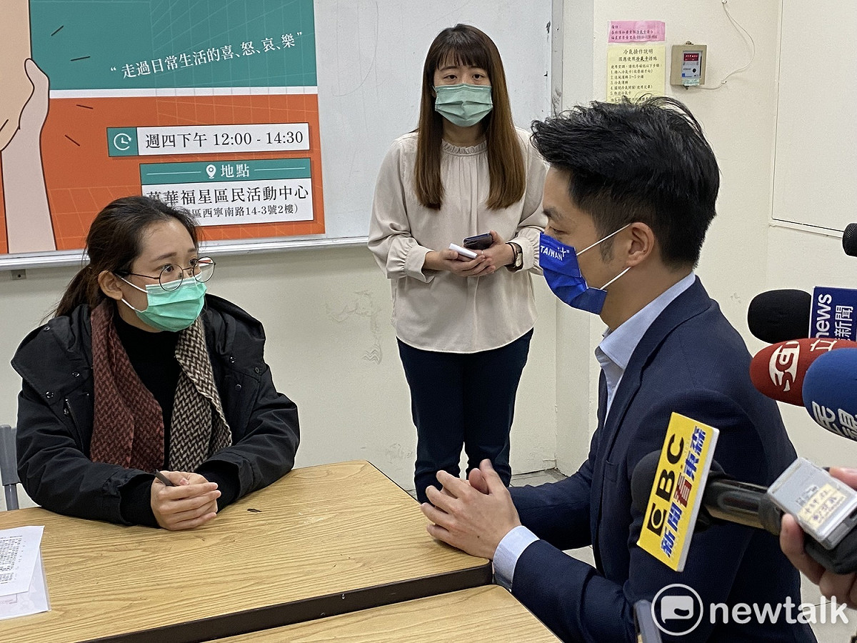 國民黨立委蔣萬安了解心理諮詢服務流程。 圖：周煊惠 / 攝
