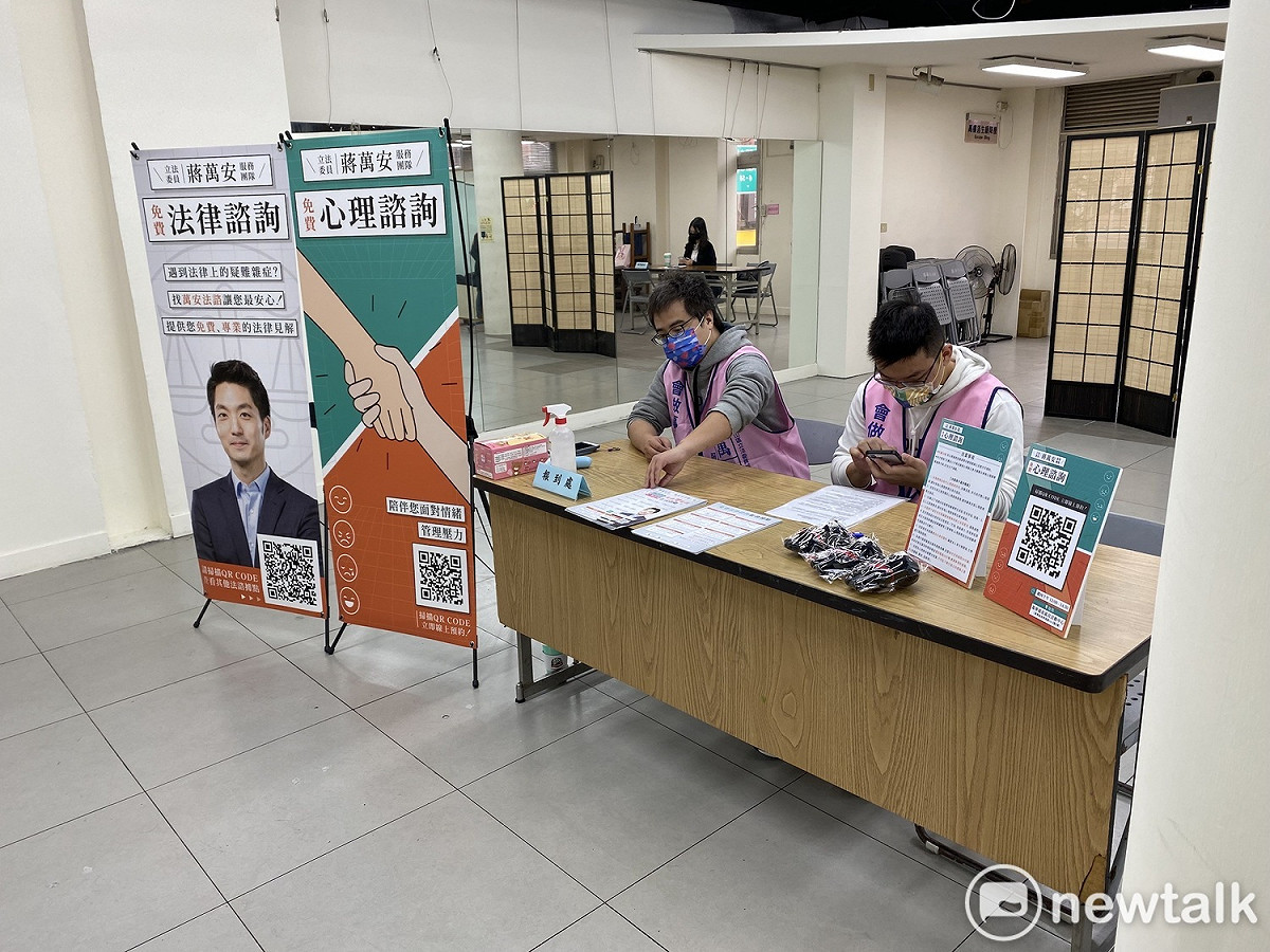 國民黨立委蔣萬安於萬華區設立法律、心理諮詢服務站點。 圖：周煊惠 / 攝