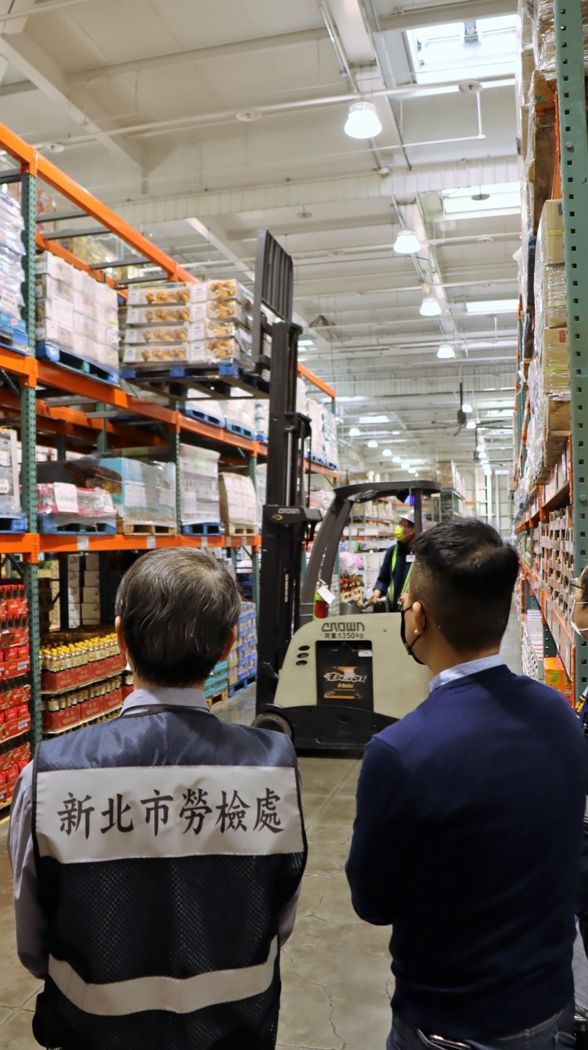 勞工局長陳瑞嘉視察中和Costco堆高機作業情形。 圖：新北市勞檢處提供