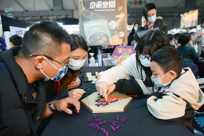 台北國際電玩展桌遊樂園中展出的遊戲多元豐富，適合親子同樂體驗 圖：台北市電腦公會/提供