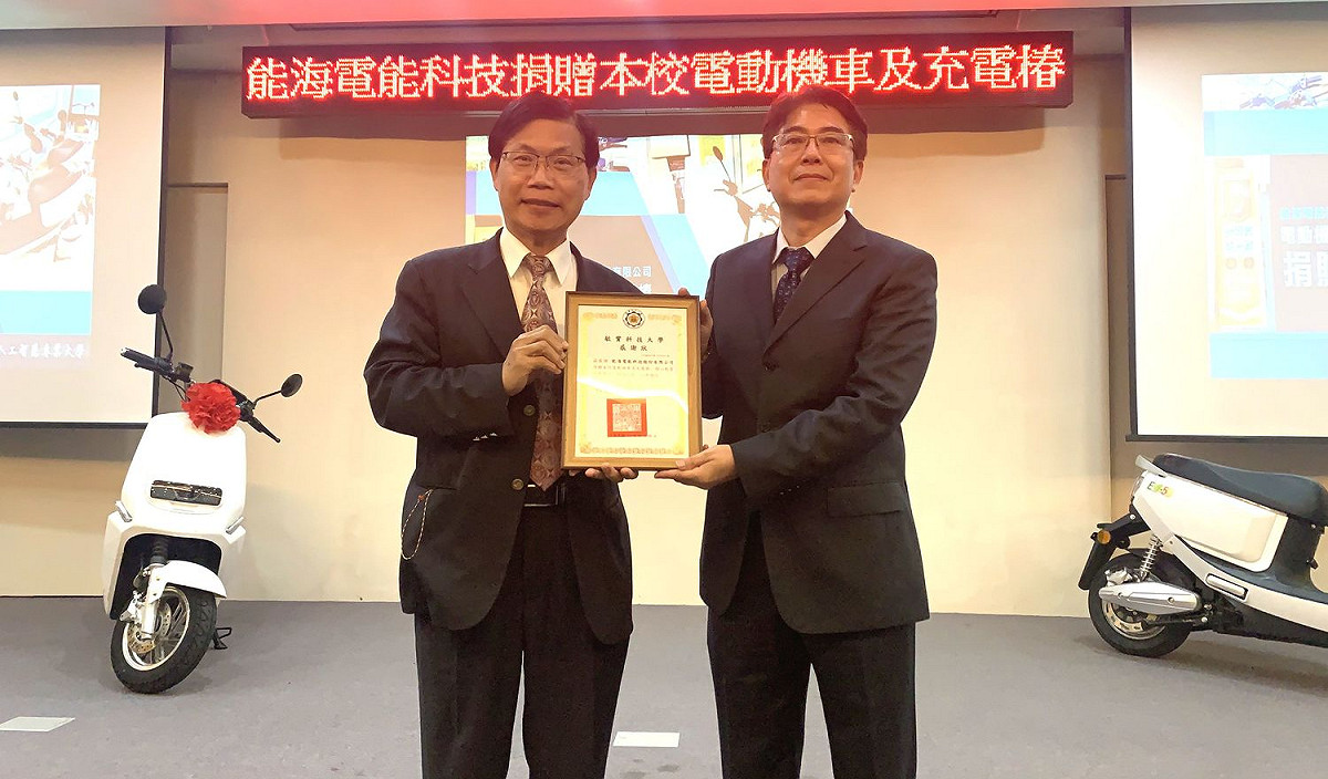 敏實科大人工智慧學院院長林文燦（左）與能海電蝴總經理鄭國村。 圖：能海電能科技公司提供
