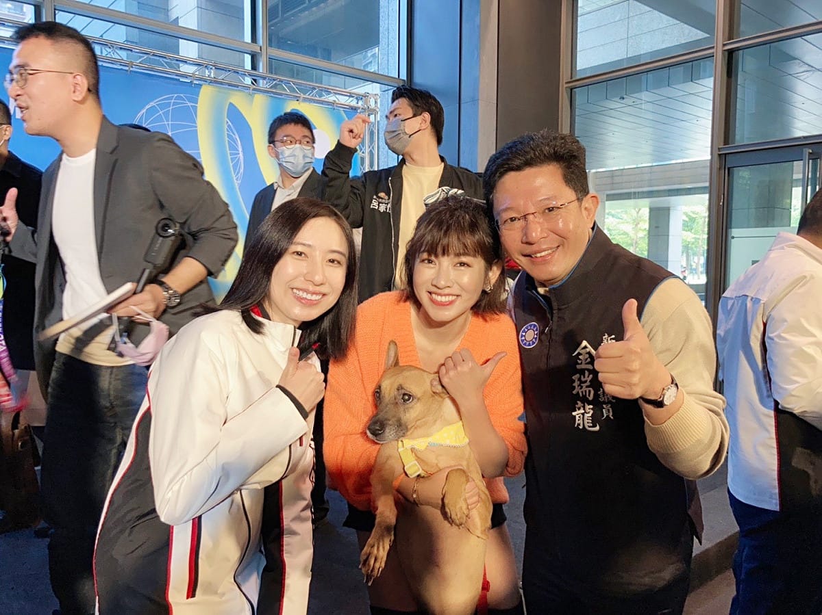 新北市青年局日前揭牌，首任局長錢念群(左)，新北市議員金瑞龍(右)前往力挺；中間為藝人米可白及愛犬「錢錢」。 圖：金瑞龍服務處提供