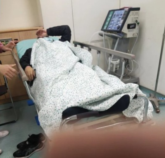 有網友爆料稱：「剛剛下午4點多陪阿罵到光田醫院，看到旁邊躺了一個人，我阿罵說他是冬瓜標」。 圖：翻攝Dcard