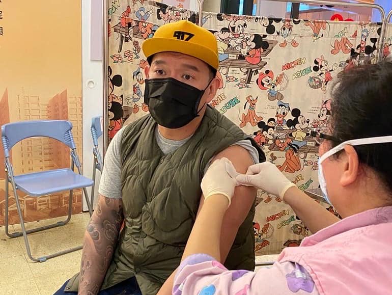 來台定居的香港藝人杜汶澤為了赴英國拍片，在臉書自爆家庭醫師建議他接種高端疫苗，表示自己「跟台灣就是有緣」，還故意擺出無奈表情。 圖：翻攝自杜汶澤臉書
