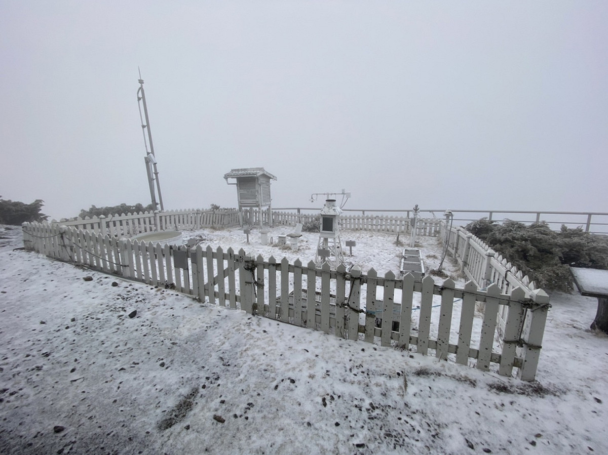 玉山今日降下冰霰與雪。 圖：中央氣象局／提供