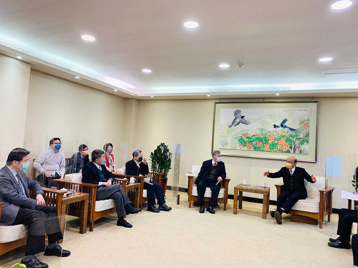 行政院長蘇貞昌今（7）天上午再度召開防疫會議，由各防疫單位報告昨晚的最新疫情發展，掌握各部會的防疫工作，盤點各種作業方式，並表示指揮官下午會很具體地向大家報告。 圖：擷自蘇貞昌臉書