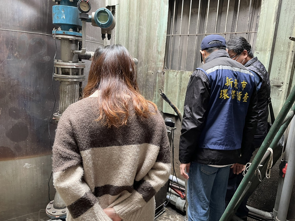 稽查員發現污染來源為樹林區佳園路3段上某染整廠，現場令工廠立即關閉管線。