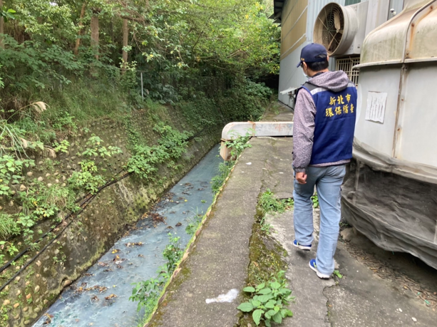 稽查員沿路往上游追查牛奶河元凶。