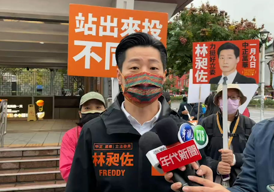 林昶佐今天持續掃街，呼籲民眾投下不同意罷免。 圖：林昶佐辦公室提供