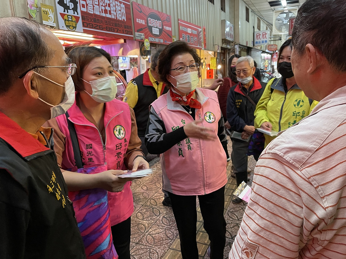 台中市議員邱素貞、南區國光里長陳雅惠，今（7）日前往南區第三市場發口罩，提醒攤商與民眾，確實戴好口罩。 市議員邱素貞提供