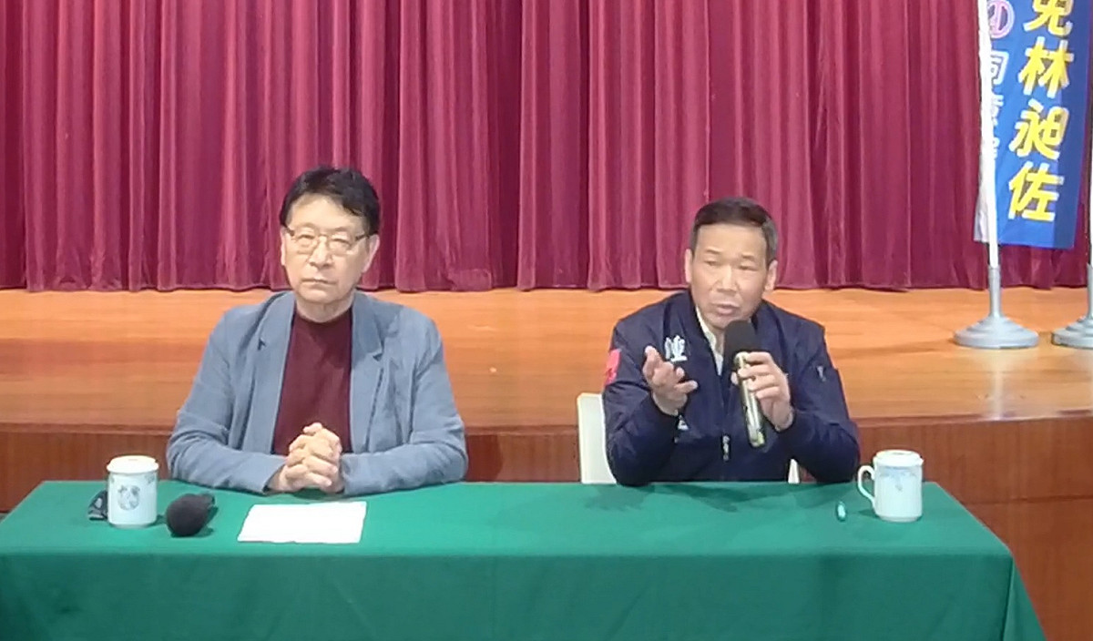 中廣董事長趙少康陪同鍾小平召開記者會，宣布在選前2天投入林昶佐罷免案。 圖：擷取自趙少康臉書