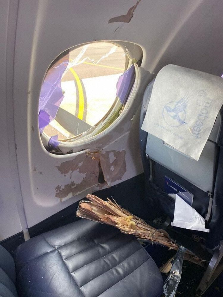 英國客機渦輪螺旋槳葉片撞上了一隻鳥，導致飛機右側螺旋槳葉片整根折斷脫離，直接戳穿擋風玻璃附近機身，砸向機艙的左側。 圖：擷取自推特