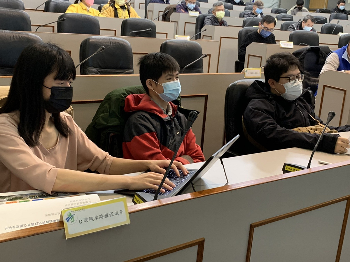 交通局今天邀集公路總局等機關單位與台灣機車權促進會舉辦關渡大橋八里端平面車道機車動線評估改善座談會。 圖：新北市交通局提供