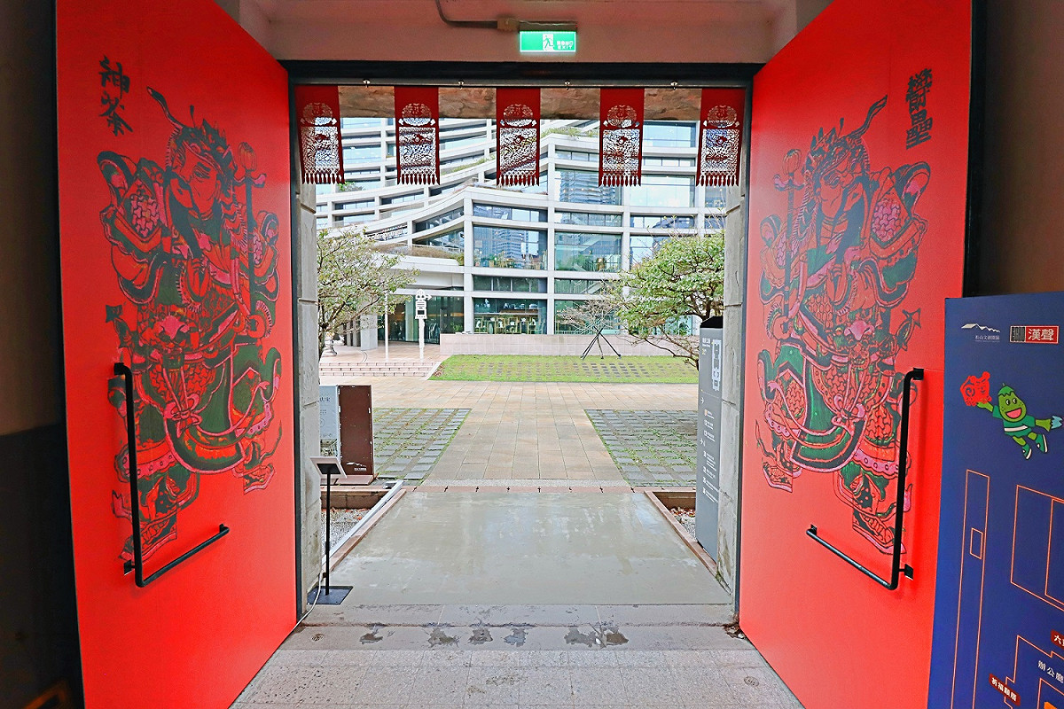 傳說中最早的門神–神荼及鬱壘，新年時張貼於大門以守護家宅平安。. 圖：松山文創園區／提供