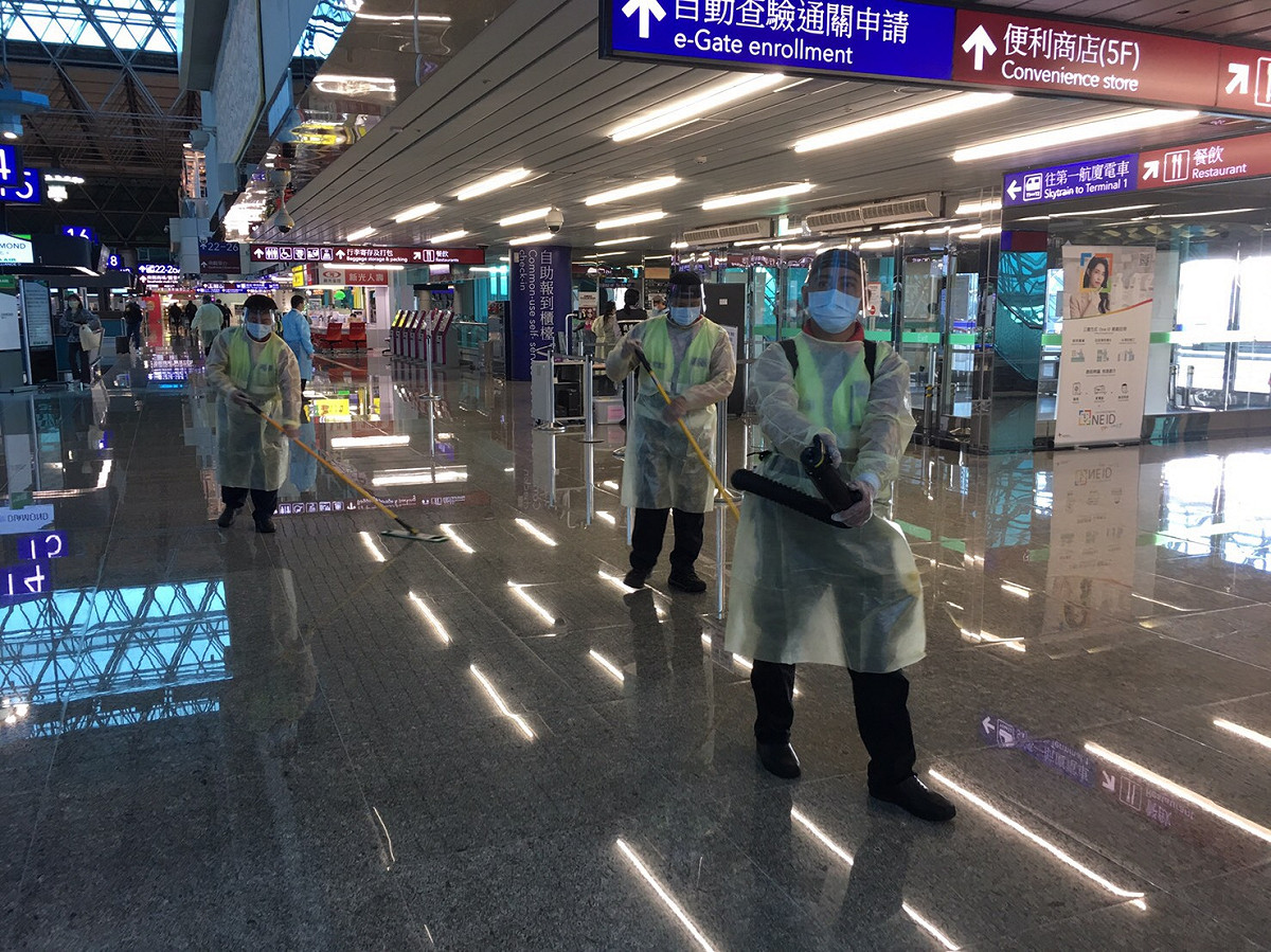 針對長榮航勤2名人員確診，桃園機場公司表示，已針對第二航廈相關路徑深度清消（桃園機場消毒資料照）。 圖：擷取自交通部臉書