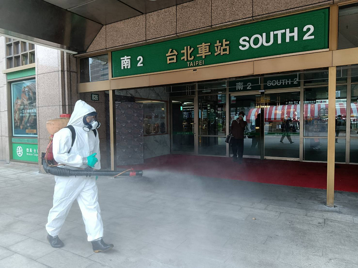 確診桃機女保全曾到北車用餐，台北市環保局中午已配合完成北車外圍清消作業。 圖：台北市環保局 / 提供