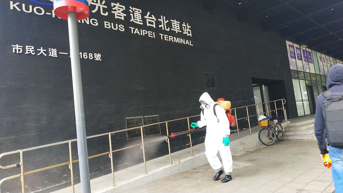 確診桃機女保全曾到北車用餐，台北市環保局中午已配合完成北車外圍清消作業。 圖：台北市環保局 / 提供