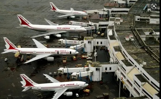 一架從義大利飛往印度、載有 179 名乘客的客機降落後，其中 125 人經新冠病毒檢測呈陽性。報導稱陽性乘客中至少有 13 人從隔離點逃跑。(示意圖) 圖 : 翻攝自tamiloprk.co