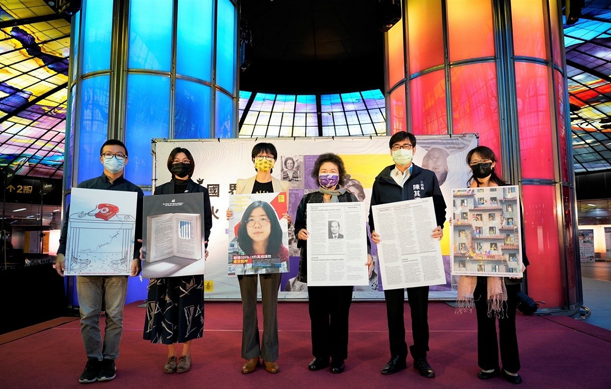 台灣同志諮詢熱線南辦陳威竣主任、台灣人權促進會南辦林彤主任、國際特赦組織台灣分會邱伊翎秘書長、國家人權委員會主任委員陳菊（右三）、高雄市市長陳其邁，在人權海報聯展記者會合影。 圖：國家人權委員會提供