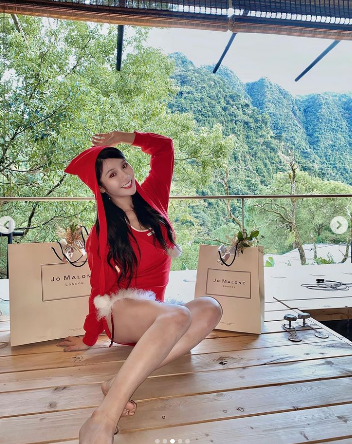 琳妲泡湯完換上火辣聖誕裝。 圖：翻攝自琳妲IG