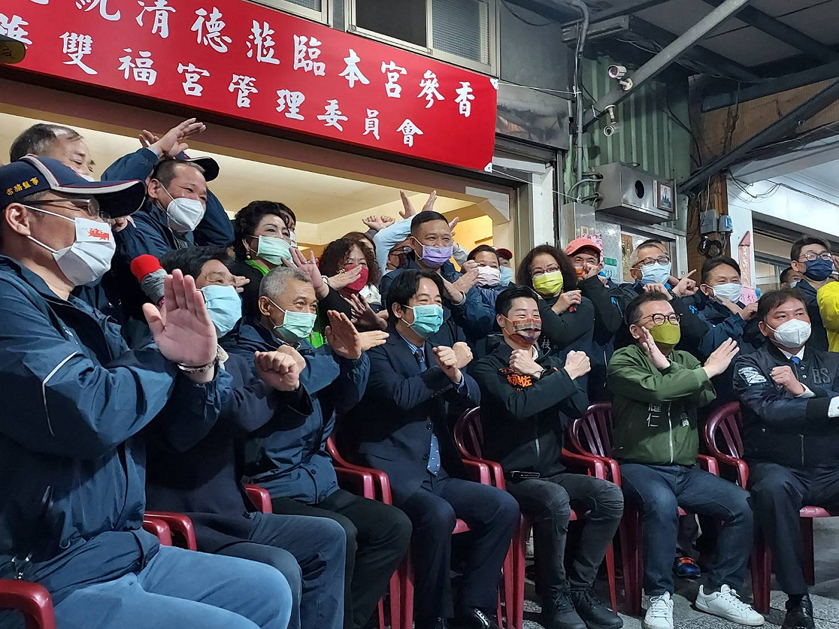 賴清德下午萬華禮天宮、雙福宮參香祈福，眾人高喊不同意罷免，林勝東(上排左二)也到場。 圖：陳佩君／攝