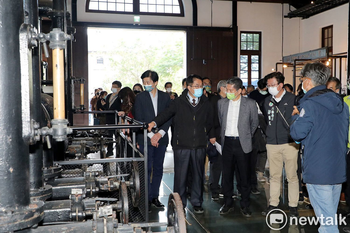 「台南水道」為現今台灣大型水道設施當中保存最完整的系統，自1922年完工啟用迄今，剛好屆滿百年。台南市長黃偉哲今日陪同文化部長李永得到山上花園水道博物館參訪，並聽取百年慶典籌備簡報。 圖：黃博郎／攝