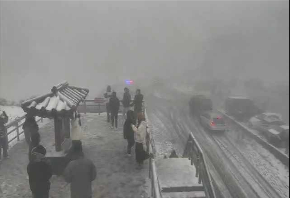 合歡山武嶺亭上午8時即時影像。 圖/翻攝自https://tw.live/cam/?id=T14A-d61a0c91
