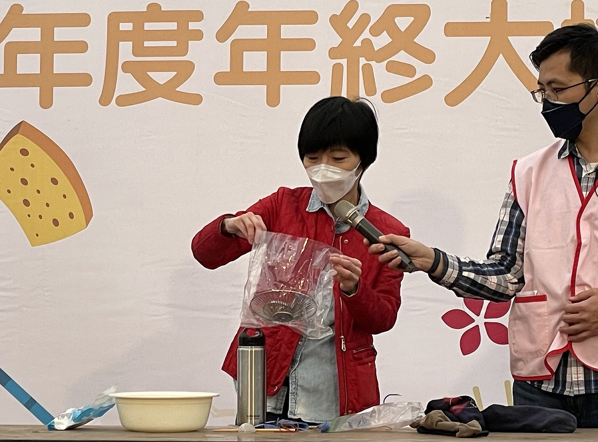 「生活魔法家」陳映如老師與民眾分享清潔小秘訣，針對令人頭痛的陳年頑垢，提供省力速效的清潔方式。 圖：新北市環保局提供
