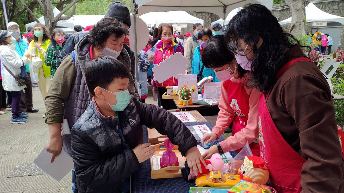 活動現場民眾體驗環境教育闖關攤位。 圖：新北市環保局提供
