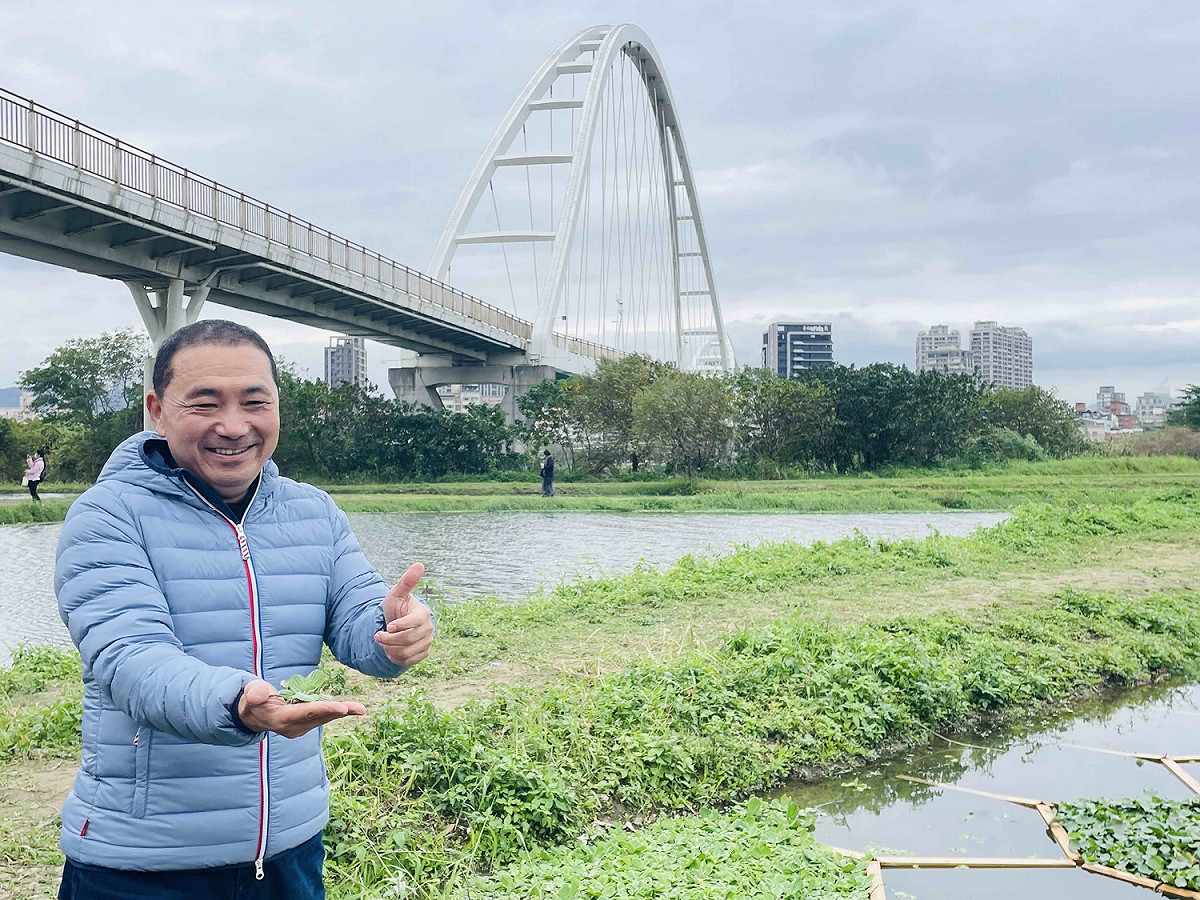 侯友宜說明，濕地的功能除了淨化水質，兼具生態、藝術休閒功能。 圖：新北市水利局高灘地工程管理處提供