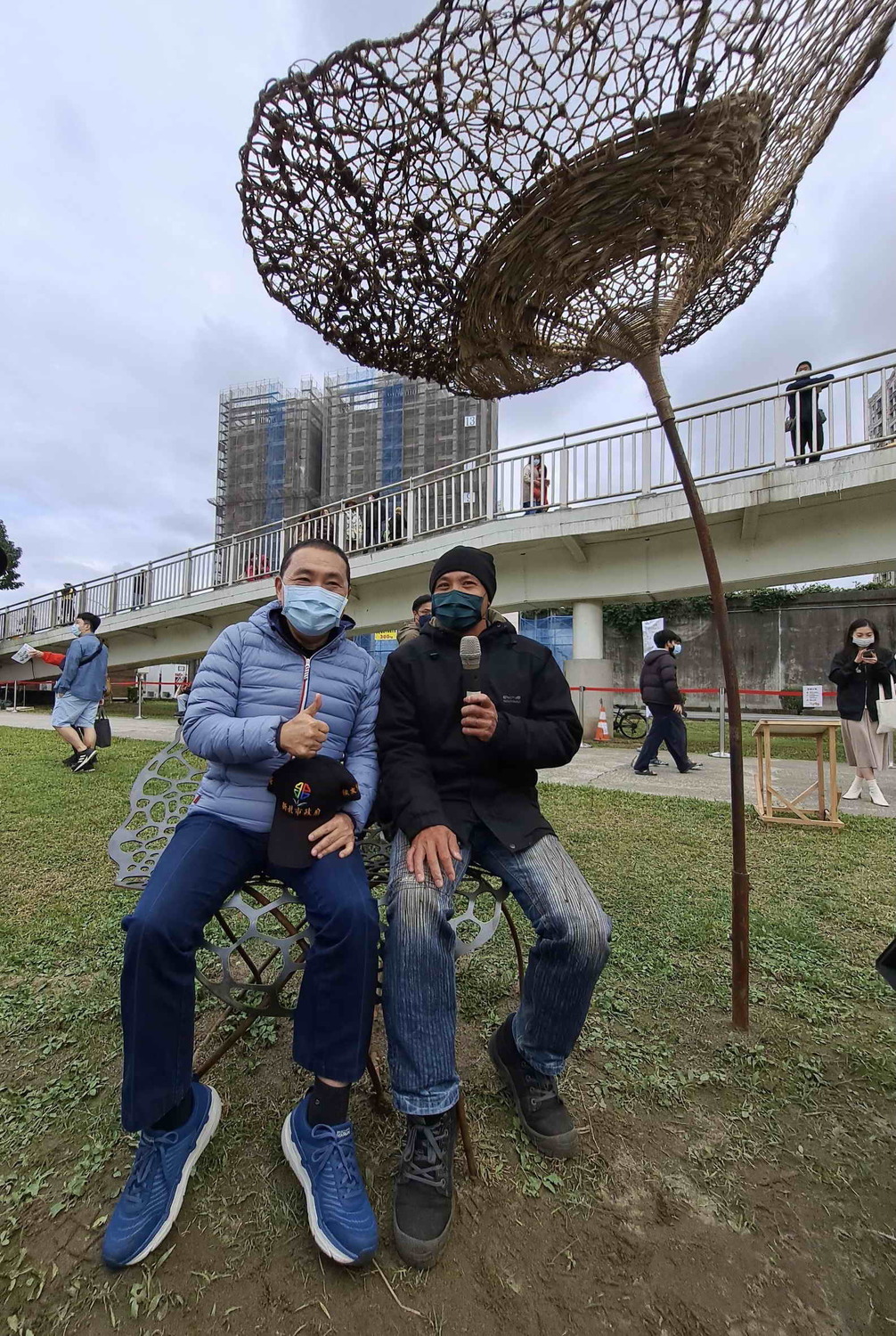 板橋新月橋下的新海二期人工濕地展出共14組藝術創作品。 圖：新北市水利局高灘地工程管理處提供