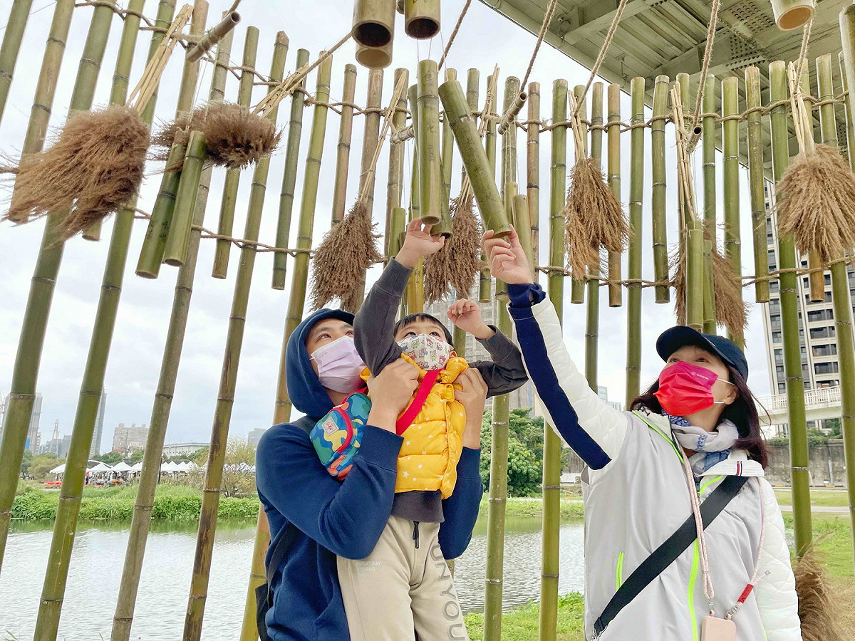 今年濕地藝術季以「川流堆疊」為主題，代表著河川與濕地生生不息的水文環境。 圖：新北市水利局高灘地工程管理處提供