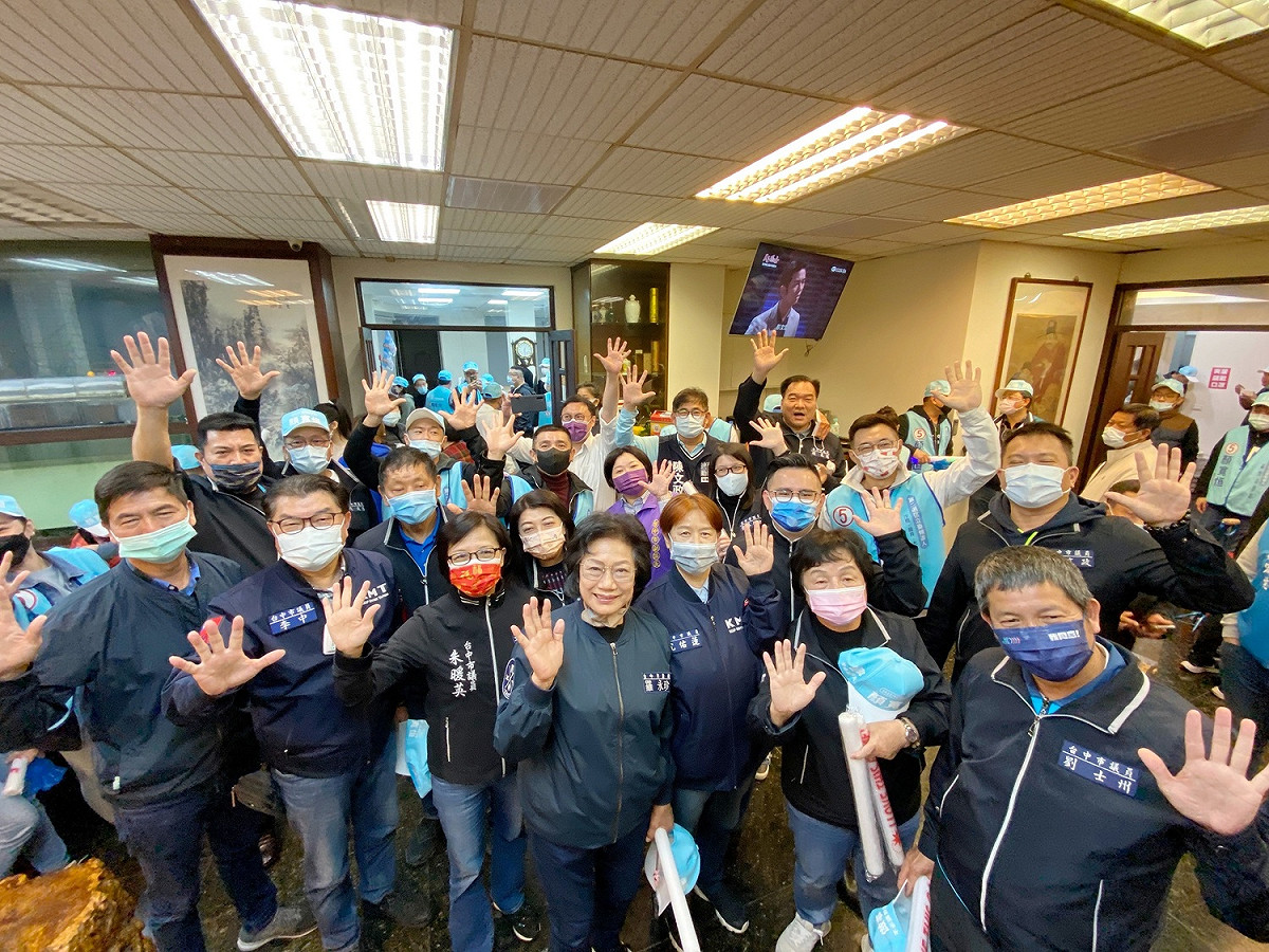 國民黨市議會黨團來到沙鹿支持顏寬恒。  國民黨團/提供