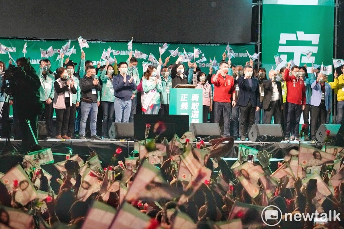 林靜儀選前之夜現場破萬人，蔡英文上台時掀起最高潮，要大家「明天送靜儀回立法院！」 圖：張良一/攝