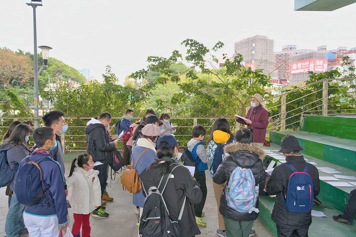 板橋湳仔溝右岸，上午聚集近40位親子家庭、年輕情侶檔以及專業賞鳥人士，透過賞鳥長鏡頭觀賞鳥類。 圖：新北市水利局提供