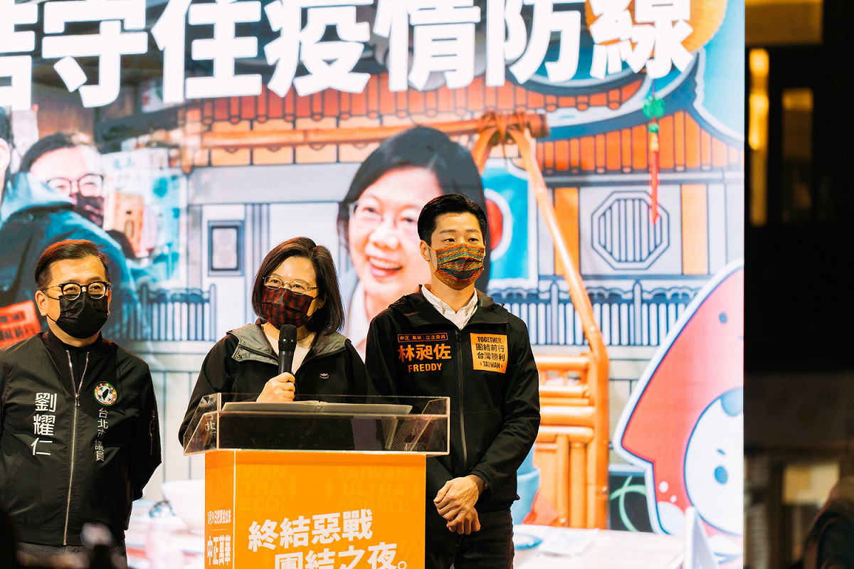 蔡英文呼籲選民用選票支持林昶佐，讓林繼續為台灣拚，終結罷免亂象。 圖：民進黨提供