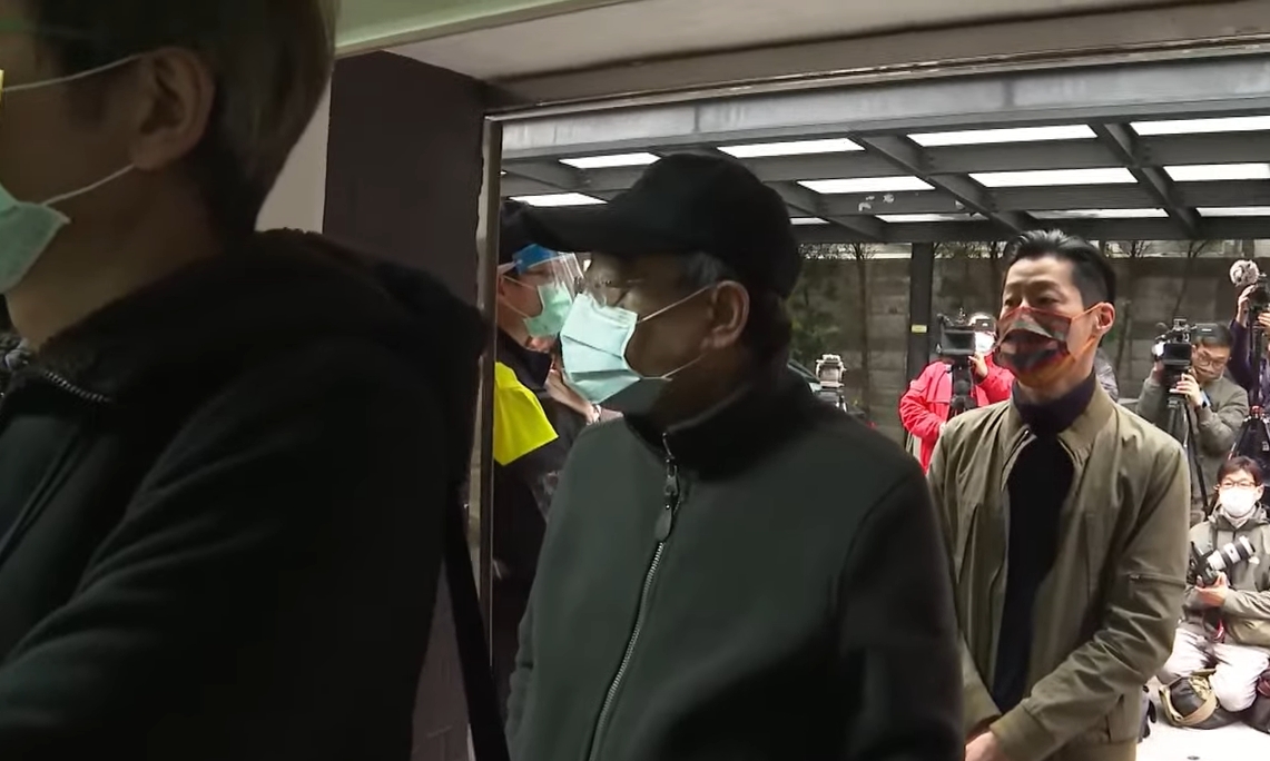 無黨籍立委林昶佐上午八點前往投票。