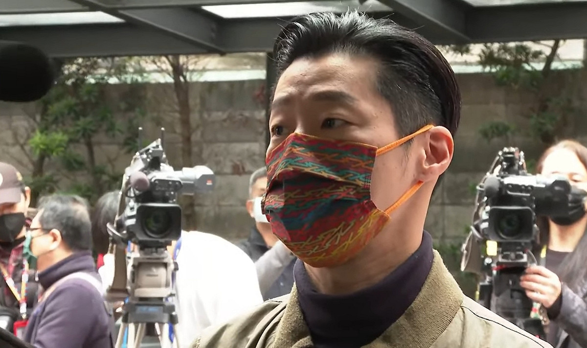 林昶佐上午8時不到就前往戶籍地中正區投票所排隊投票。