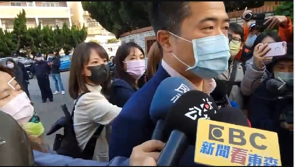 顏寬恒上午八時許獨自前往戶籍地三鹿里投開票所投票。